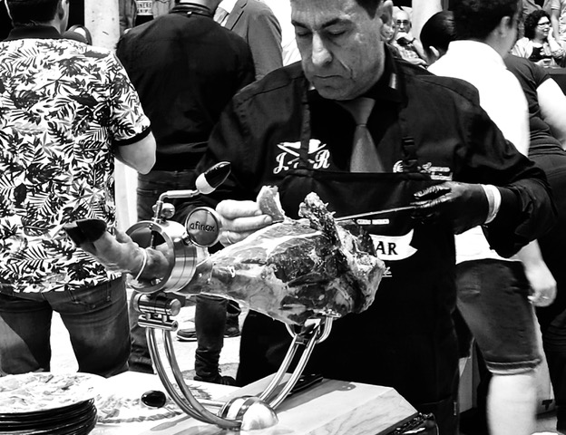 Jamón cutter at work. Photo © snobb.net